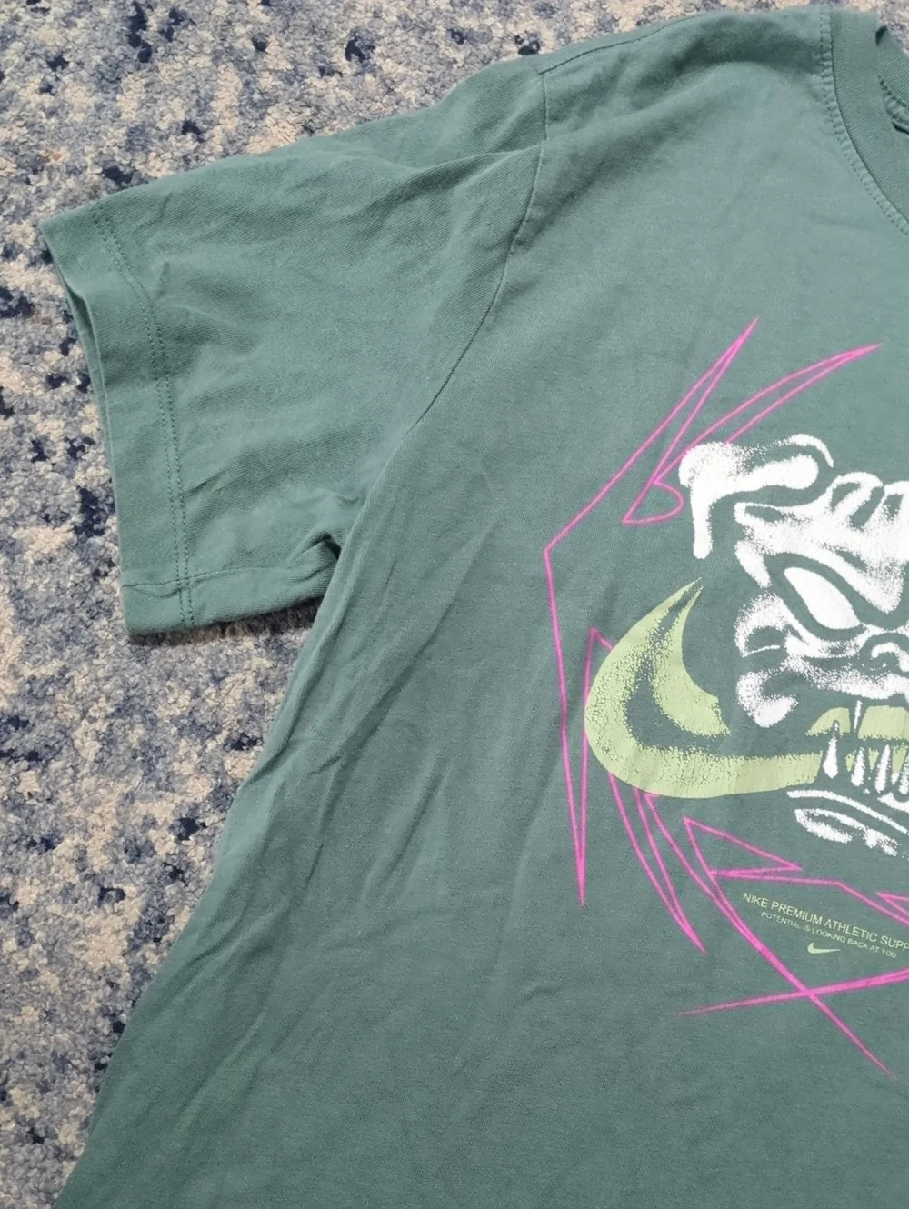 Nike Graphic Skull Swoosh T-Shirt Green Men's Large Streetwear Y2K Style